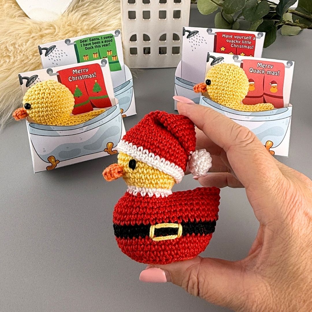 Super cute No Sew Santa Ducky Crochet pattern + Printable Holder