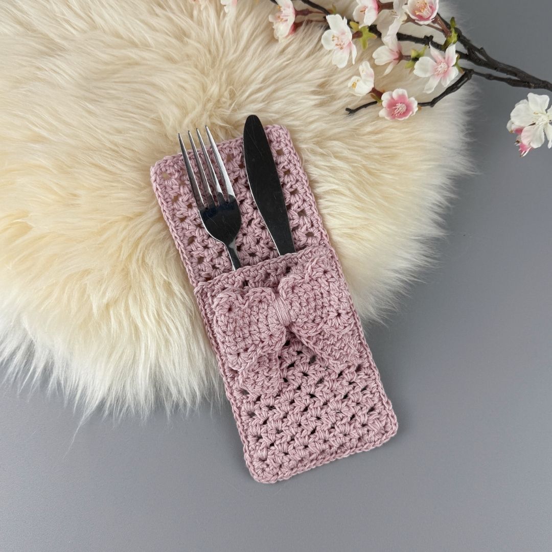 Crochet Cutlery Holder with Bow Pattern - Image 2