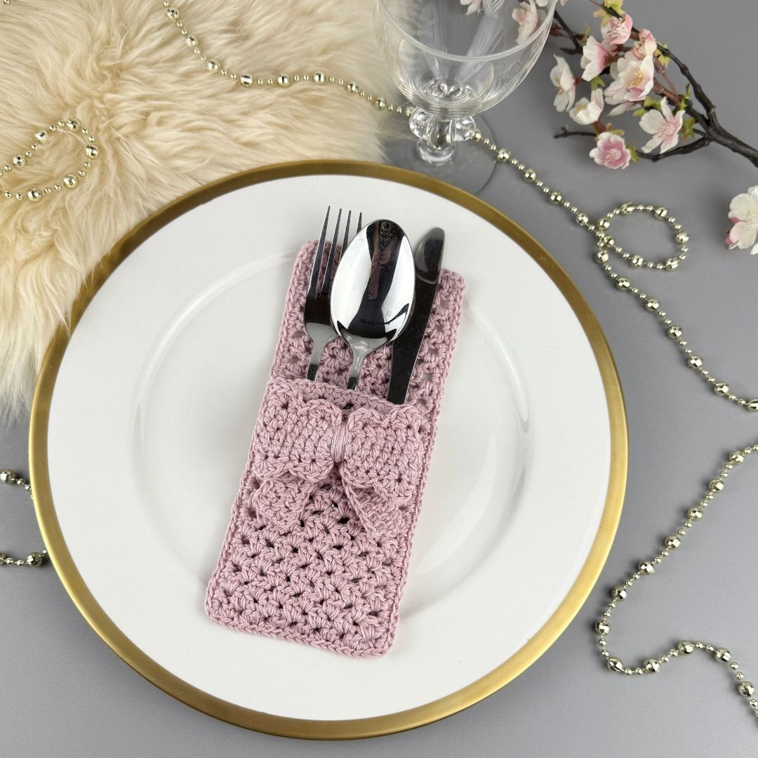 Crochet Cutlery Holder with Bow Pattern - Image 6